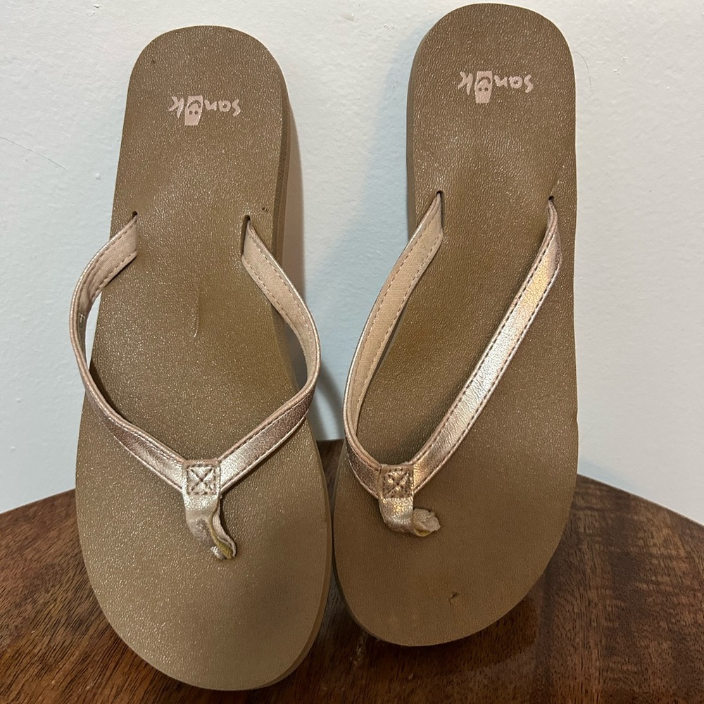 Sanuk Women's Metallic Tan Sandals